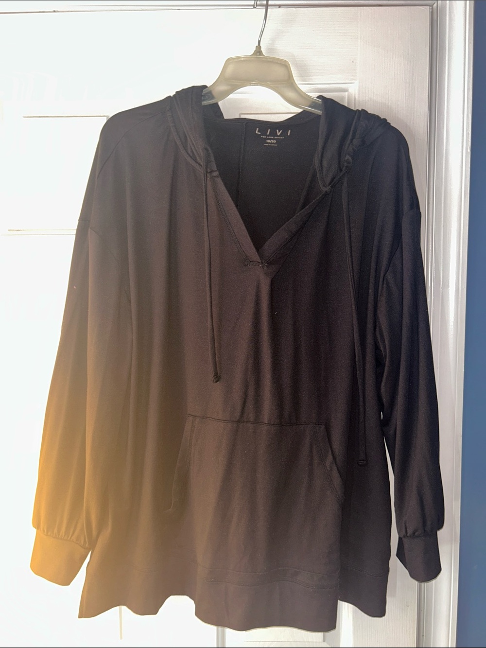 Lane Bryant Black V-Neck Hooded Pullover Sweatshirt. Livi size 18/20